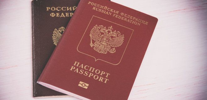 Російські паспорти, видані жителям ОРДЛО, визнані незаконними. Кабінет міністрів збирається підготувати персональні санкції проти людей, які були причетні до спрощення отримання російських паспортів жителями ОРДЛО.