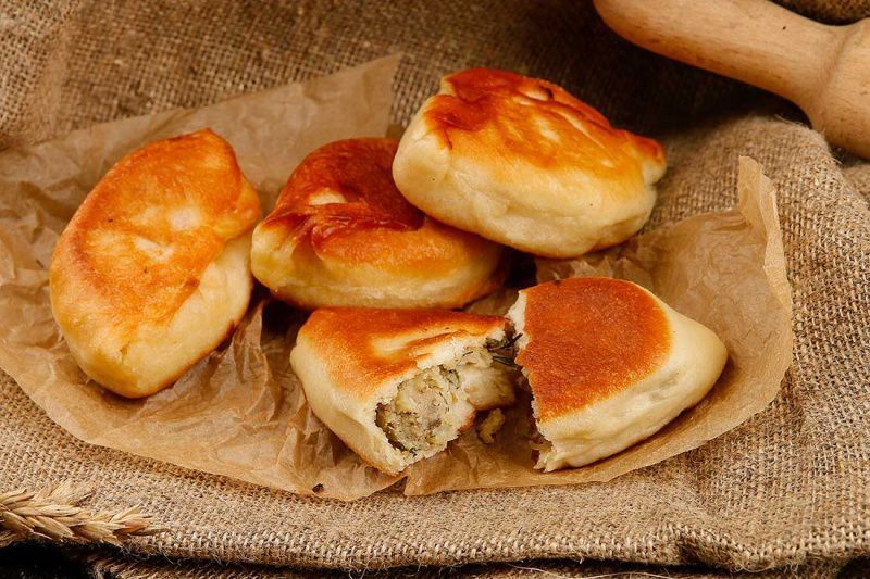 швидко, ситно і смачно: пиріжки з картопляним пюре і курячою печінкою