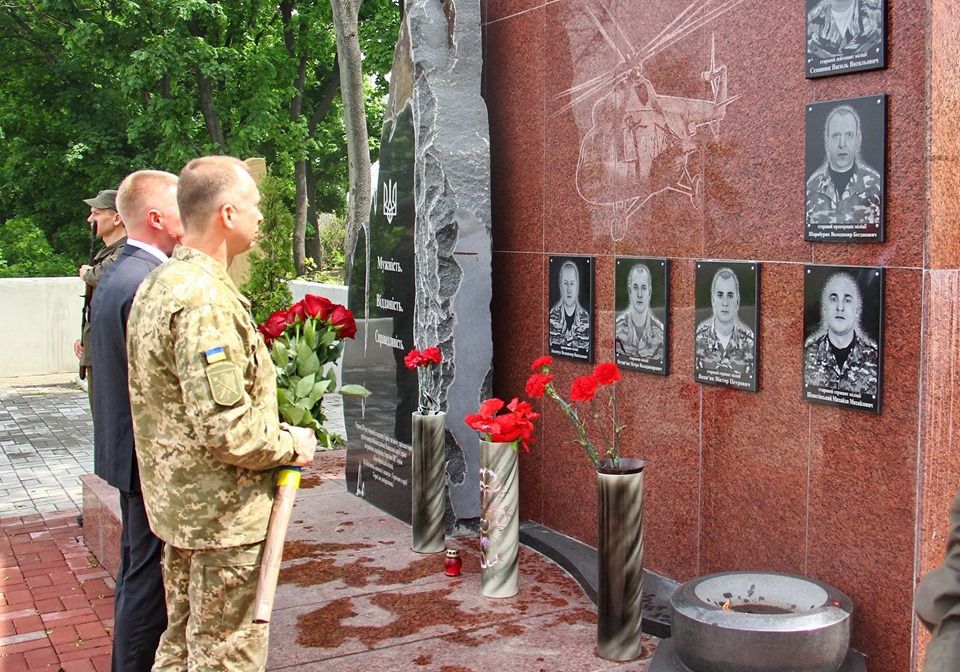 Новий командувач ООС з нагоди Дня пам'яті та примирення учасників Другої світової війни, поклав квіти загиблим учасникам АТО. Переплутав війну.
