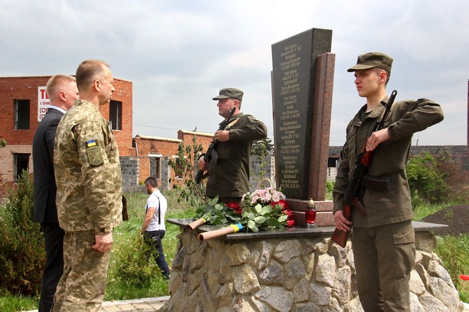 Новий командувач ООС з нагоди Дня пам'яті та примирення учасників Другої світової війни, поклав квіти загиблим учасникам АТО. Переплутав війну.