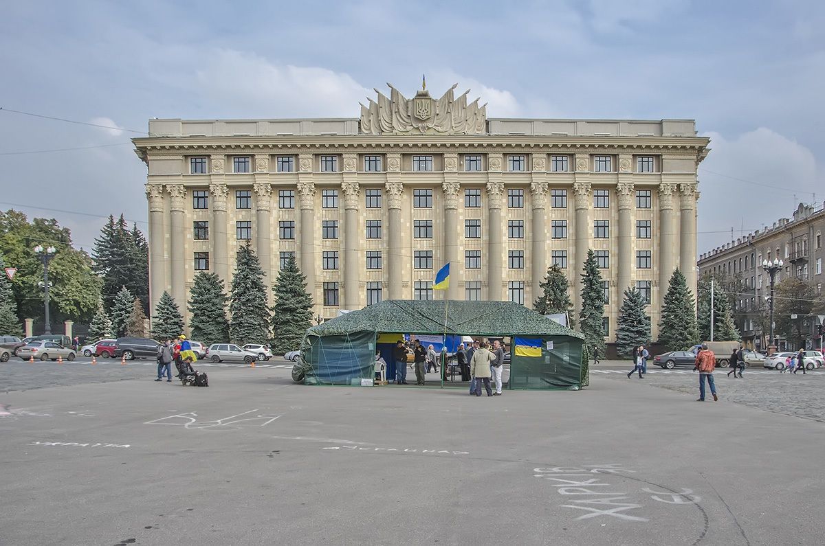У Харкові нарешті приберуть брудний намет активістів з площі Свободи. Харківський міський голова Геннадій Кернес просить харків'ян підписати петицію.