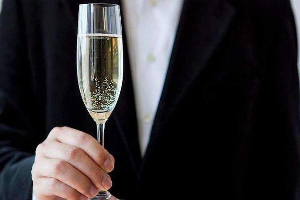 Вчені: шампанське знижує тиск і допомагає проти гіпертонії. Британські дослідники заявили про цілющий ефект шампанського в боротьбі з гіпертонією.