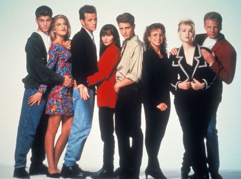“Беверлі-Хіллз, 90210" повертається на екрани: відео зі старту зйомок. Представники телеканалу Fox показали превью, на якому видно, як головні актори серіалу "Беверлі-Хіллз, 90210" зустрічаються перед зйомками.