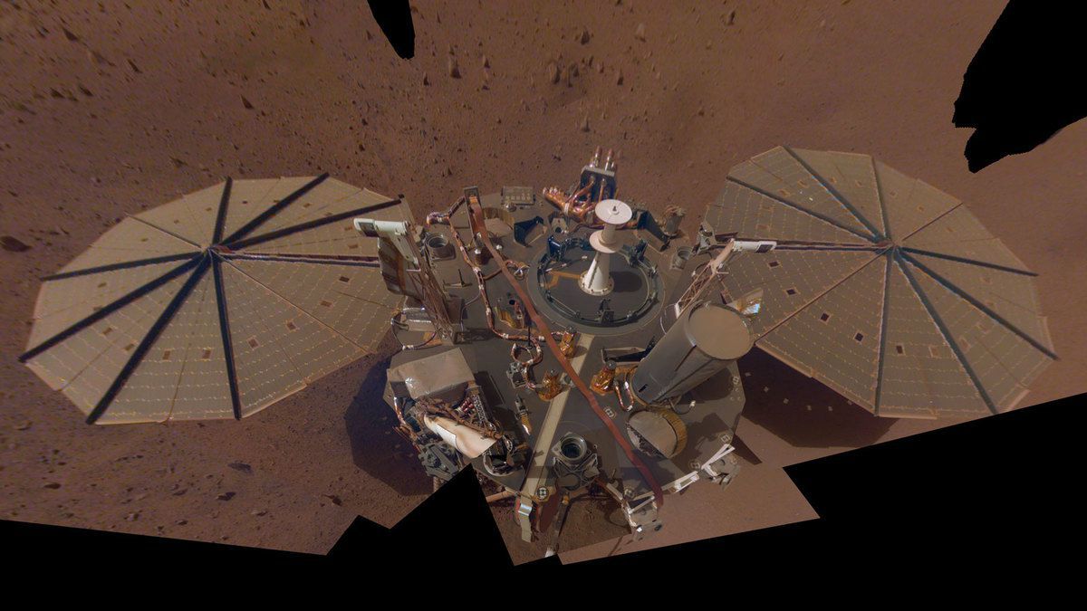 Курний вихор на Марсі очистив сонячні панелі марсоходу InSight. Це призвело до невеликого збільшення їх потужності.