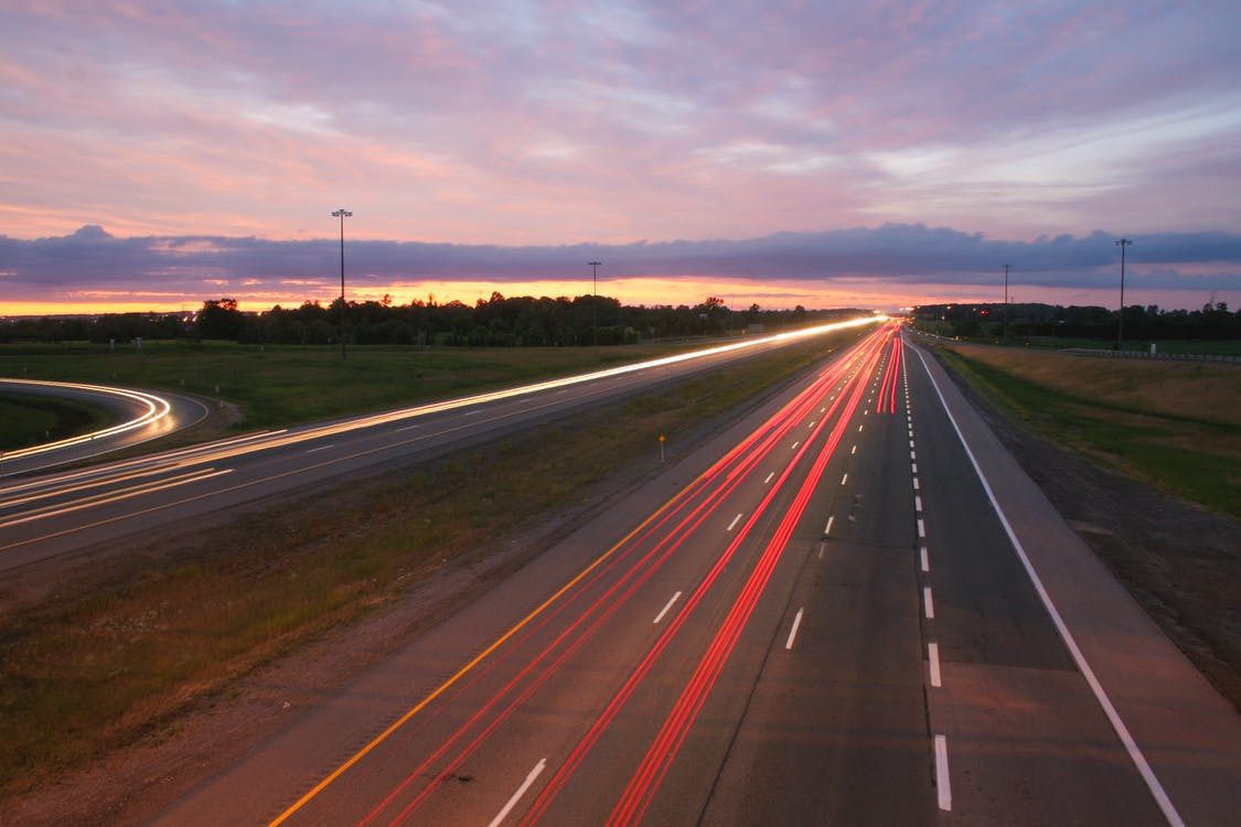 У Німеччині відкрили ділянку автомагістралі для зарядки авто. Лінія електропередачі дозволяє заряджати акумулятори електромобілів на ходу.