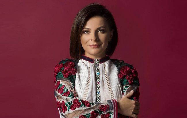 Переможниця шоу "Голос країни-9" Оксана Муха стала заслуженою артисткою України. Порошенко присвоїв переможниці «Голосу країни-9» звання заслуженої артистки.