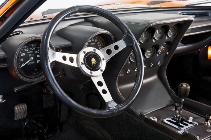 Lamborghini повернули до життя авто з фільму "Пограбування по-італійськи". Lamborghini Miura P400 володіє потужністю 350 л. с., двигуном об'ємом 3,9 л і розвиває швидкість до 288 км/ч.