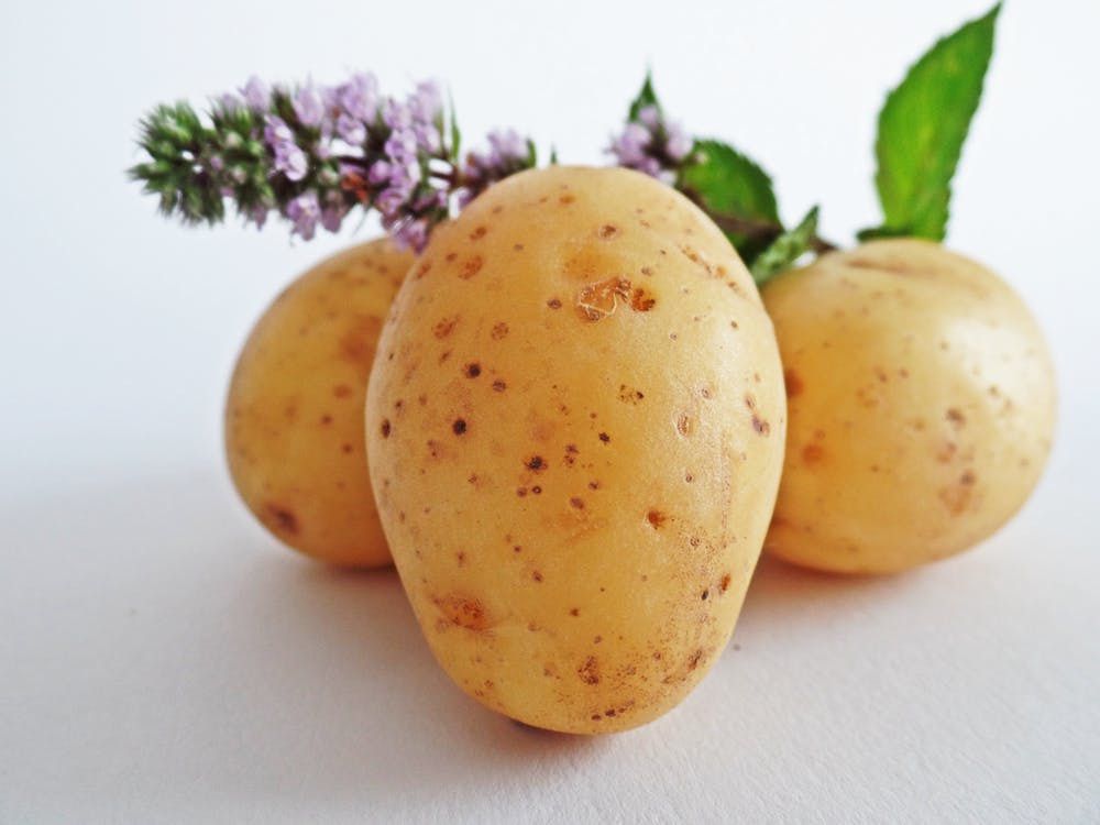 Вуглеводи, які треба їсти щодня, а яких варто уникати. Бобові, картопля і цільнозернові є корисними вашого здоров'я.