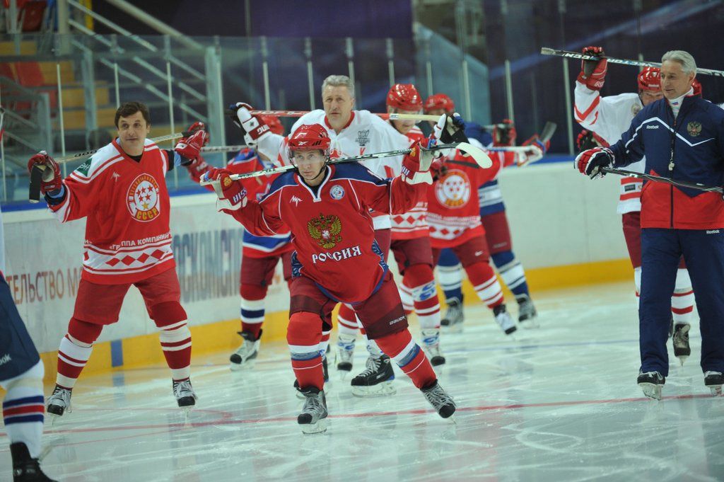 Путін впав на лід після хокейного гала-матчу в Сочі. Президент Росії Володимир Путін впав на льоду після хокейного гала-матчу Нічної хокейної ліги в Сочі 10 травня.