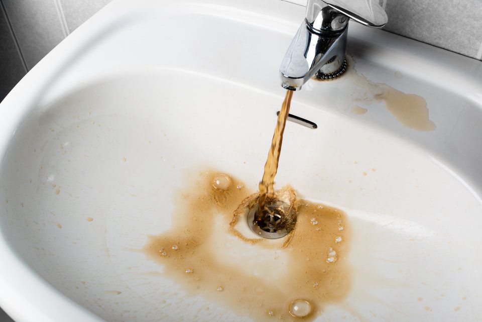 Як зрозуміти, що вашу воду з-під крана пити просто небезпечно. Визначаємо на око.