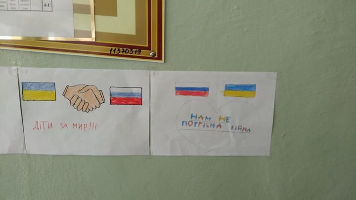 У київській школі діти підготували малюнки за мир з Росією. Нам не потрібна війна!. Учні виступали за мир і припинення війни.