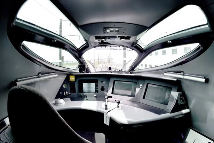 В Японії почалися випробовування найшвидшого в світі пасажирського поїзда. На цьому тижні японська залізнична компанія JR East представила новий високошвидкісний потяг-кулю Alfa-X, здатний розвивати максимальну швидкість до 400 кілометрів на годину, що обіцяє зробити його найшвидшим комерційним пасажирським поїздом у світі.