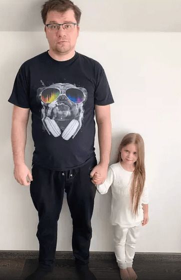 Христина Асмус та Гарік Харламов нарешті показали обличчя доньки. У січні 2014 року актриса Христина Асмус подарувала своєму чоловікові шоумену Гаріку Харламову дочку, яку вони назвали Анастасією.