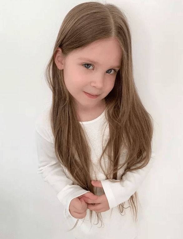 Христина Асмус та Гарік Харламов нарешті показали обличчя доньки. У січні 2014 року актриса Христина Асмус подарувала своєму чоловікові шоумену Гаріку Харламову дочку, яку вони назвали Анастасією.