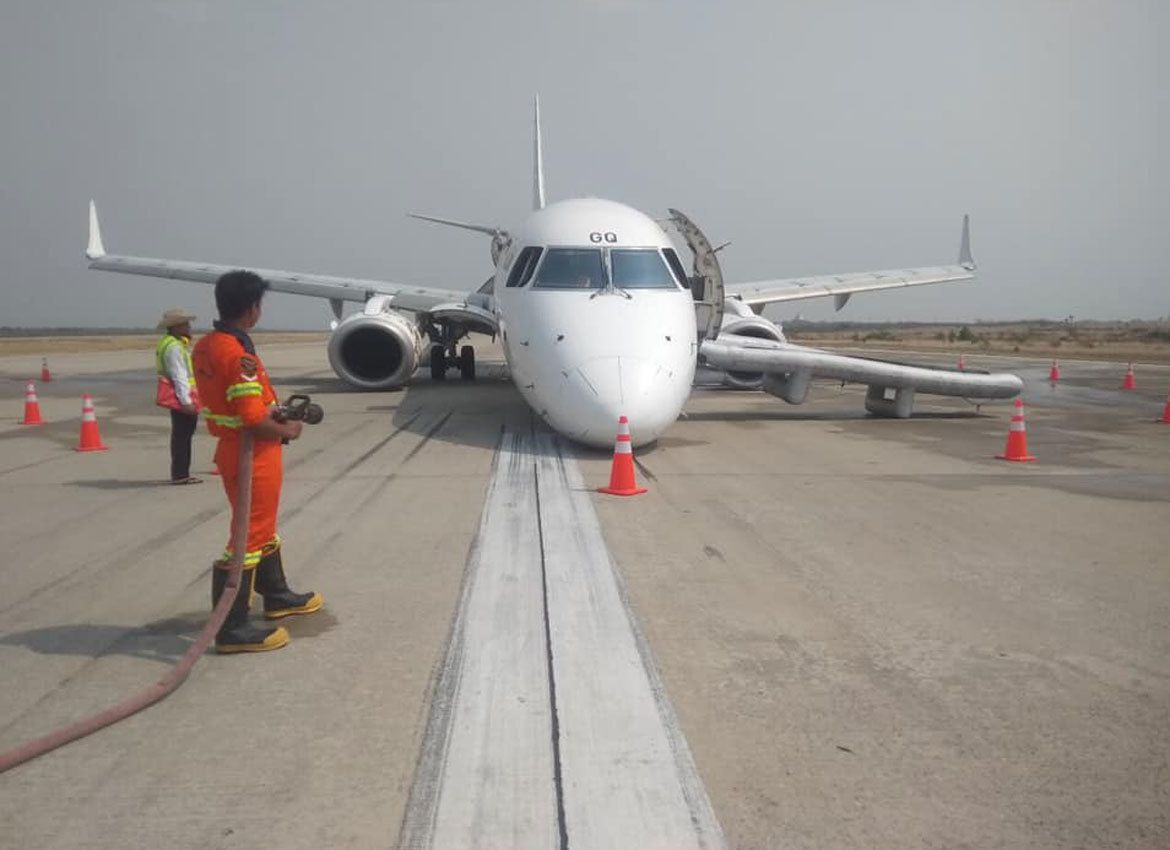 Аварійна посадка пасажирського літака Embraer ERJ-190LR без шасі потрапила на відео. Embraer ERJ-190LR приземлився в аеропорту міста Мандалай (М'янма).