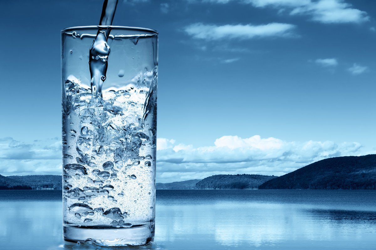Ознаки, які вказують на те, що ви п'єте забагато води. За якими ознаками можна дізнатися, що обсяг води, який ви випиваєте за одну добу, занадто великий для вас?