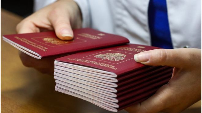 Російські паспорти для жителів Донецька будуть дійсні тільки в одній області. Російські паспорти, які будуть видавати жителям Донбасу, діятимуть тільки в Ростовській області, повідомляє Міноборони.