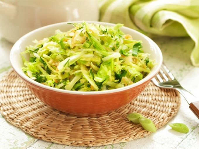Топ-5 салатів з молодої капусти: як поєднати приємне з корисним. Побалуйте себе смакотою.