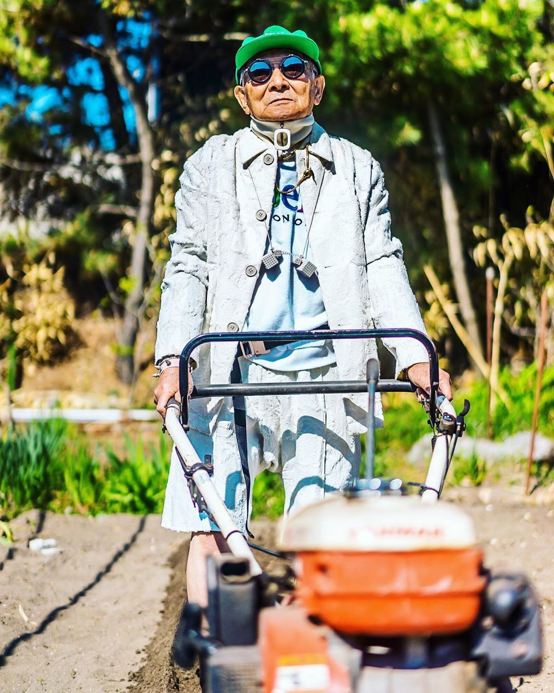 Цей 84-річний дідусь був звичайним пенсіонером, але перетворився в модника хіпстера заради внука. У виборі одягу чоловікові допомагає власний онук.