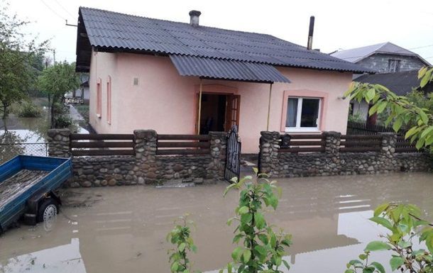 Негода на Франківщині: підтоплені сотні будинків. Сотні будинків в Івано-Франківській області підтоплено через інтенсивні опади.