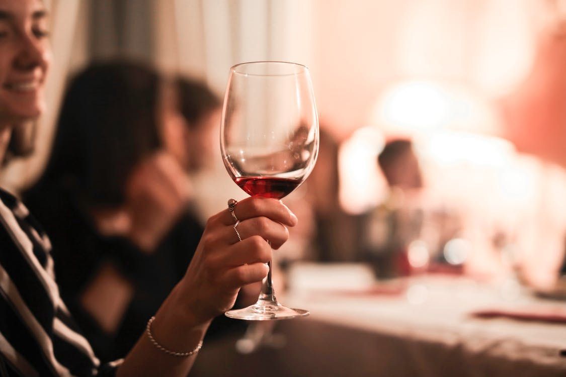 Винний етикет: як обрати вино в ресторані. Популярні питання, якими задаються новачки в алкогольному етикеті.