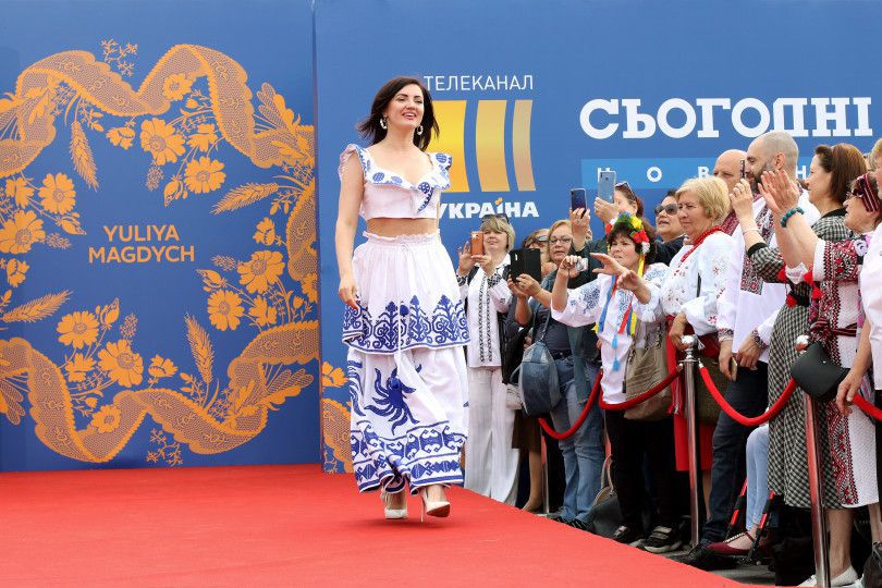 Українські зірки прийняли участь у показі вишиванок. Зірки у вишиванках дефілювали в етно-нарядах з нагоди Дня вишиванки.