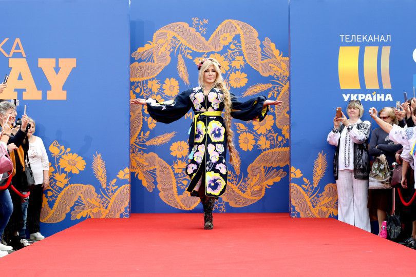 Українські зірки прийняли участь у показі вишиванок. Зірки у вишиванках дефілювали в етно-нарядах з нагоди Дня вишиванки.