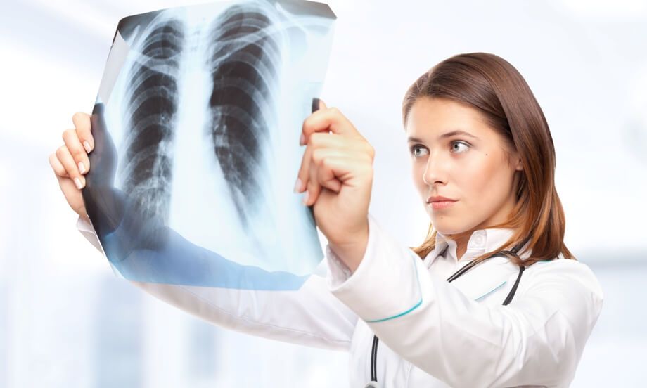 День пульмонолога відзначають 17 травня. Пульмонологи — це лікарі-терапевти, які спеціалізуються в діагностиці та лікуванні захворювань дихальної системи нашого організму.
