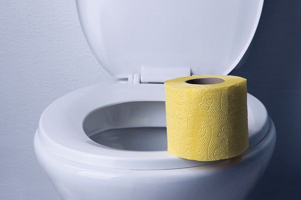 Застеляти сидіння унітазу туалетним папером небезпечно — і ось чому. Вся правда про громадські туалети.