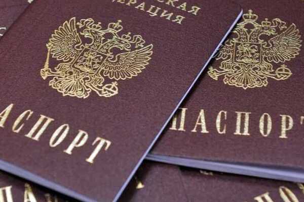 Українцям з російськими паспортами можливо буде заборонено відвідувати страни ЄС. Для українців, які отримали паспорт Російської Федерації за спрощеною процедурою, може бути закритий в'їзд в ЄС.