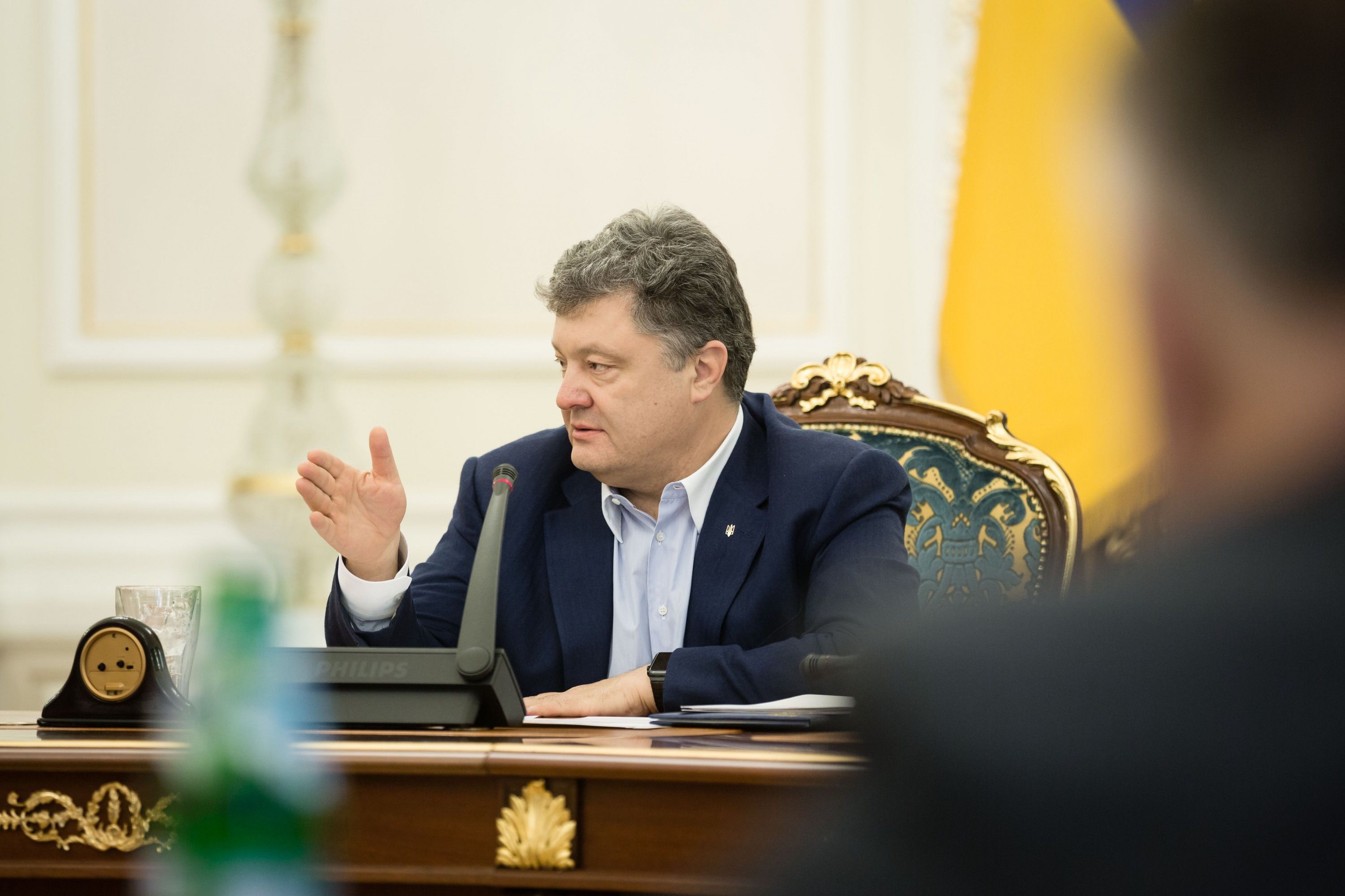 Суд відкрив провадження щодо заборони виїзду з України Порошенко і 180 топ-чиновників. Суд буде розглядати справу без повідомлення учасників справи.