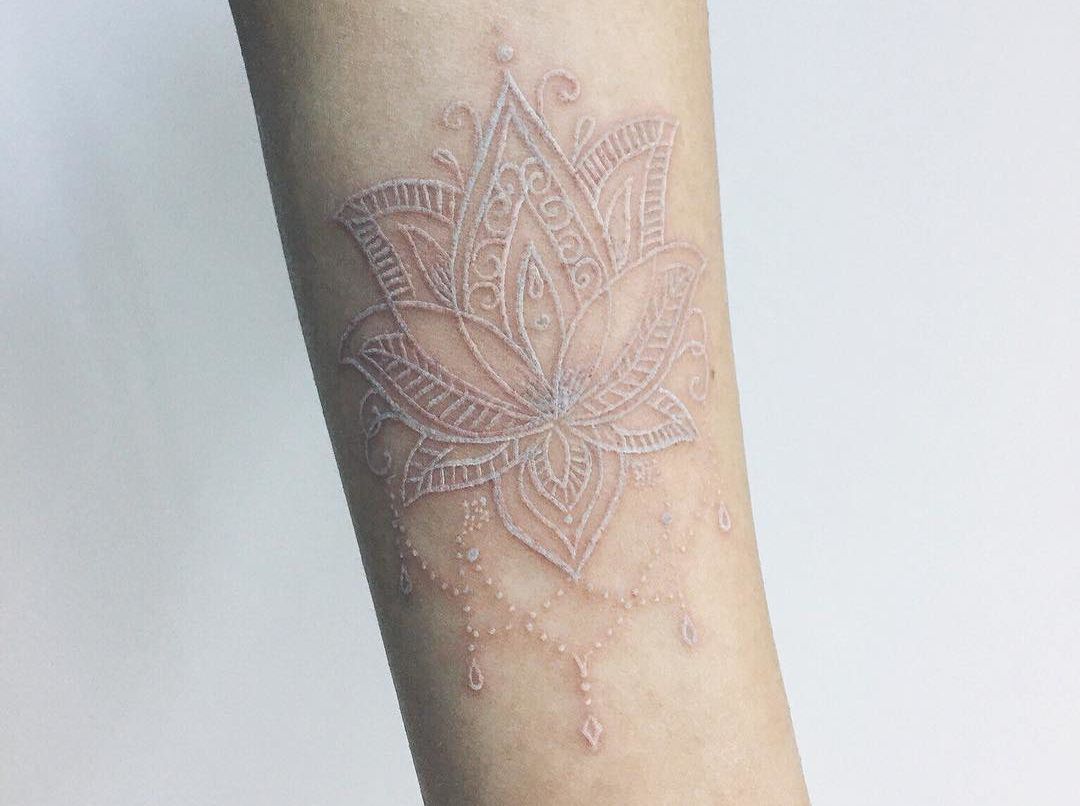 Оригінальні і красиві татуювання білого кольору. Білі татуювання – незвичайна прикраса, що надає образу дівчини витонченості.