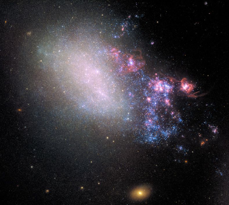 «Габбл» зафіксував спалах зореутворення в далекій галактиці. Цей спалах — результат гравітаційних взаємодій двох галактик.