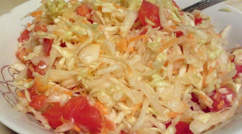 Овочевий салат зі свіжої капусти «Наомі». Простий і смачний салат з овочів і зелені з олією для вашого корисного меню.
