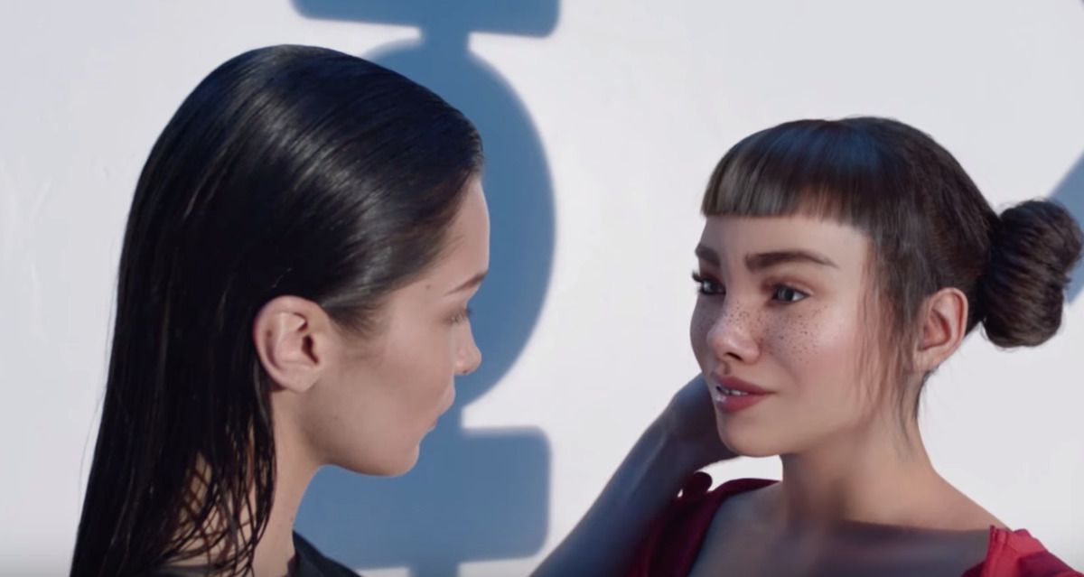 В рекламі модного бренду зняли поцілунок реальної моделі з віртуальною. Calvin Klein випустив нову рекламу.