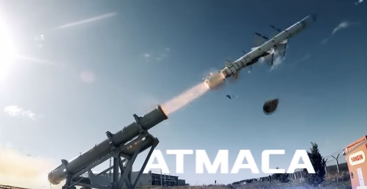 Кадри випробувань новітньої турецької протикорабельної ракети, зняті камерою з боєголовки. Перше в історії відео польоту яке показує низькольотну ракету.