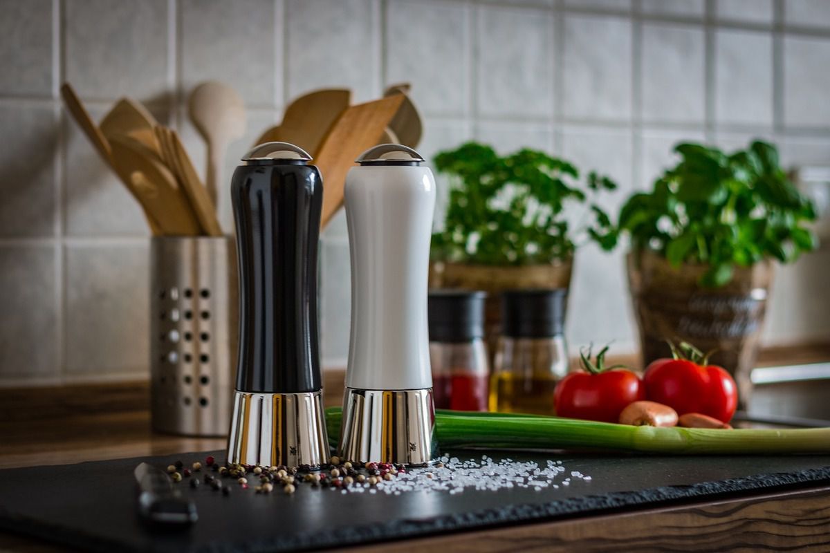 Ці два корисних лайфхака які допоможуть зберегти чистоту на кухні за допомогою солі. Кухонна сіль може допомогти вам на кухні в різних ситуаціях. Причому, не всі з них пов'язані з приготуванням їжі.