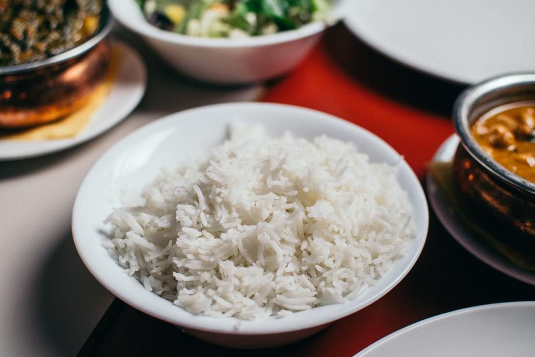 Ось що ви повинні завжди робити з рисом, перед тим як його приготувати. Порада від шеф-кухаря!