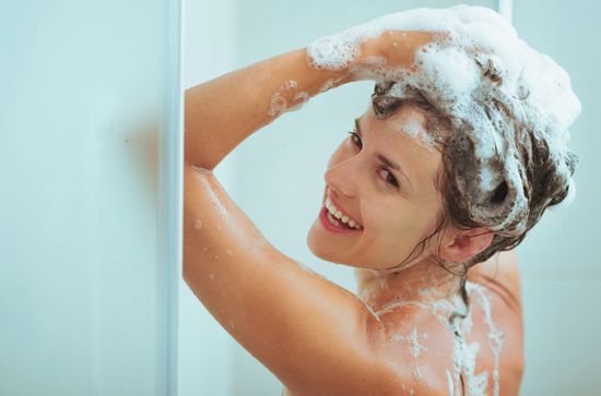 Експерти розповіли, як часто потрібно мити голову. Слідуючи цим простим радам, ви зможете до самої старості зберегти густоту, блиск і шовковистість волосся.