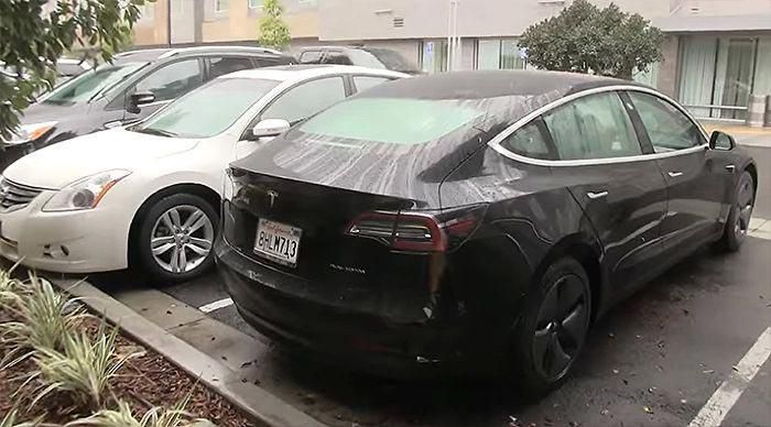 Автомобіль Tesla Model 3 залишає багажник мокрим після дощу, і це провал. Як розробники могли упустити таке?