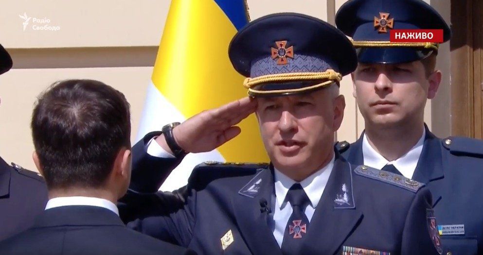 Командувач ООС Луньов і голова СБУ Грицак не віддали честь Зеленському. Главу СБУ освистали.
