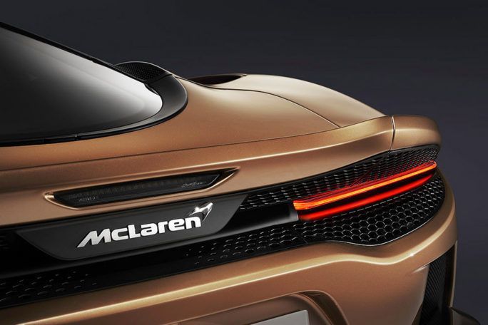 McLaren показали новий практичний суперкар. Своє купе британці зробили максимально легким, дуже потужним і при цьому оснастили великим багажником.