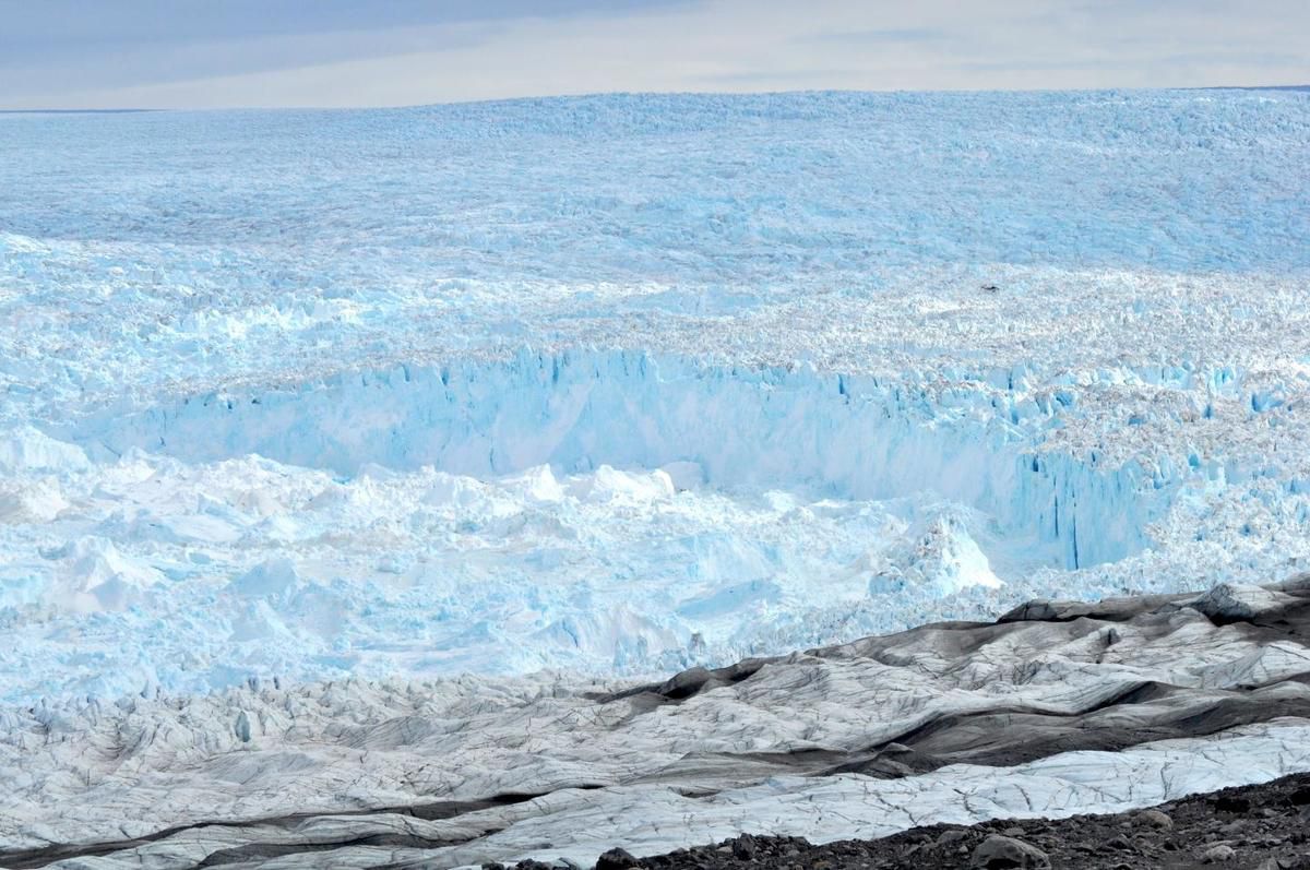 Вчених у глухий кут поставив «загадковий» льодовик у Гренландії. Для вивчення і розуміння поведінки льодовика за останні 20 років вчені використовували різні супутникові дані.