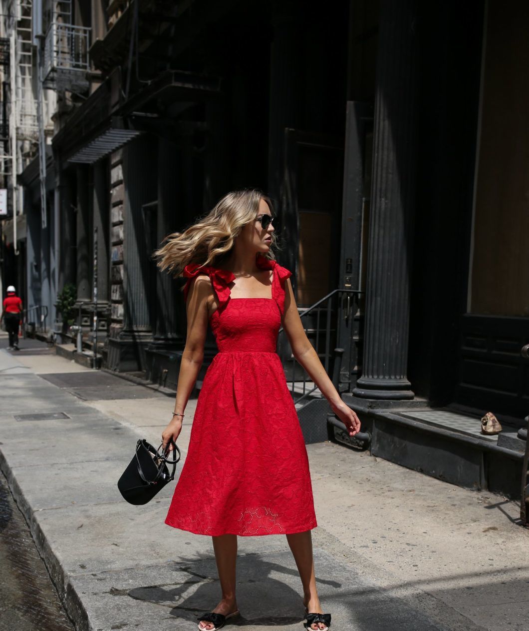 Червоний сарафан на літо 2019: 14 стильних ідей. Це яскравий і ефектний одяг, в якому кожна дівчина виглядатиме стильно і привабливо.