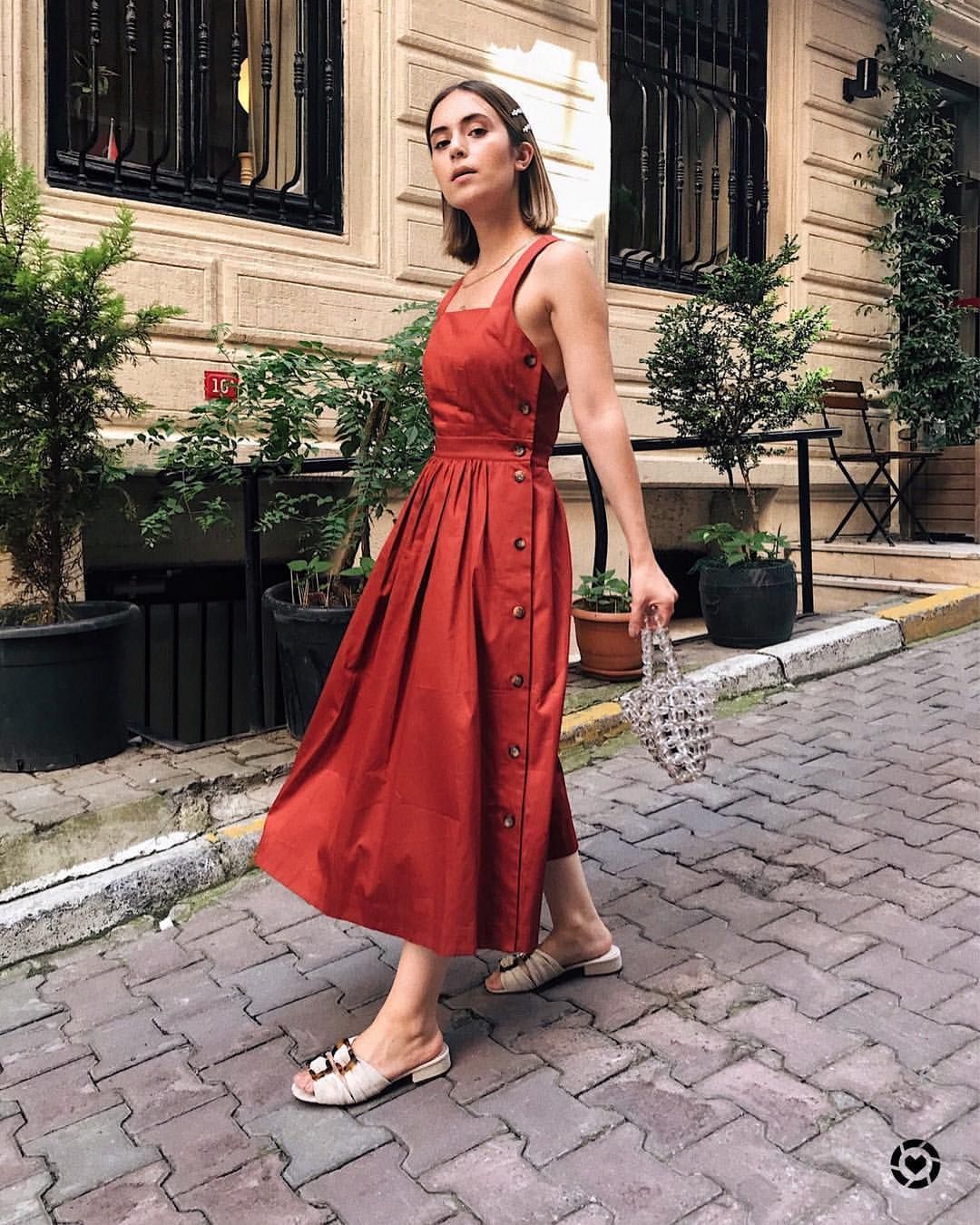 Червоний сарафан на літо 2019: 14 стильних ідей. Це яскравий і ефектний одяг, в якому кожна дівчина виглядатиме стильно і привабливо.