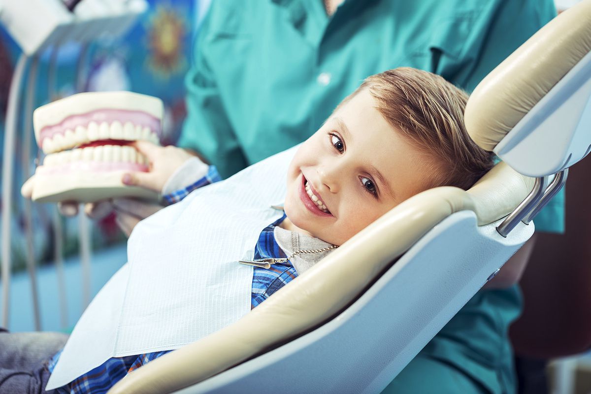 Без страху і сліз: як підготувати дитину до зустрічі зі стоматологом. Ми розповімо як правильно налаштувати дитину, щоб діагностика і лікування зубів пройшли успішно.