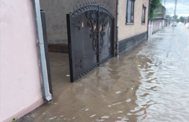 З'явилися вражаючі кадри затоплених вулиць і будинків на Закарпатті. Через негоду на Закарпатті виявилися затоплені міст, будинки та сотні гектарів.