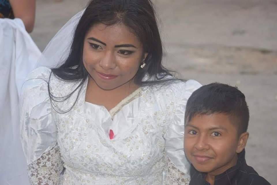 На цій фотографії справжні наречена і наречений, історія яких вас здивує. Минулого тижня в мексиканських соцмережах з'явилися весільні знімки, на яких наречений виглядає зовсім юним хлопчиком.