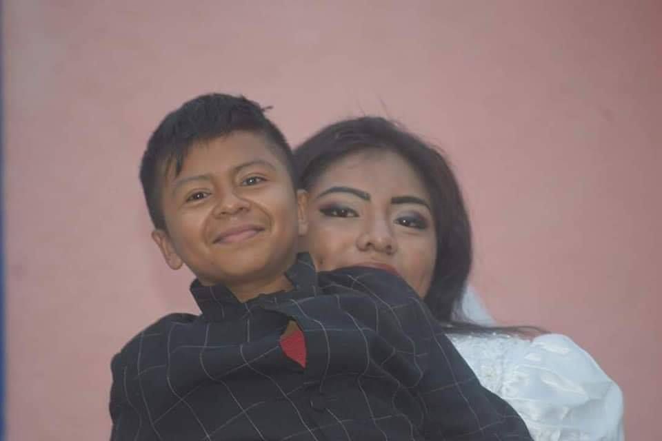 На цій фотографії справжні наречена і наречений, історія яких вас здивує. Минулого тижня в мексиканських соцмережах з'явилися весільні знімки, на яких наречений виглядає зовсім юним хлопчиком.