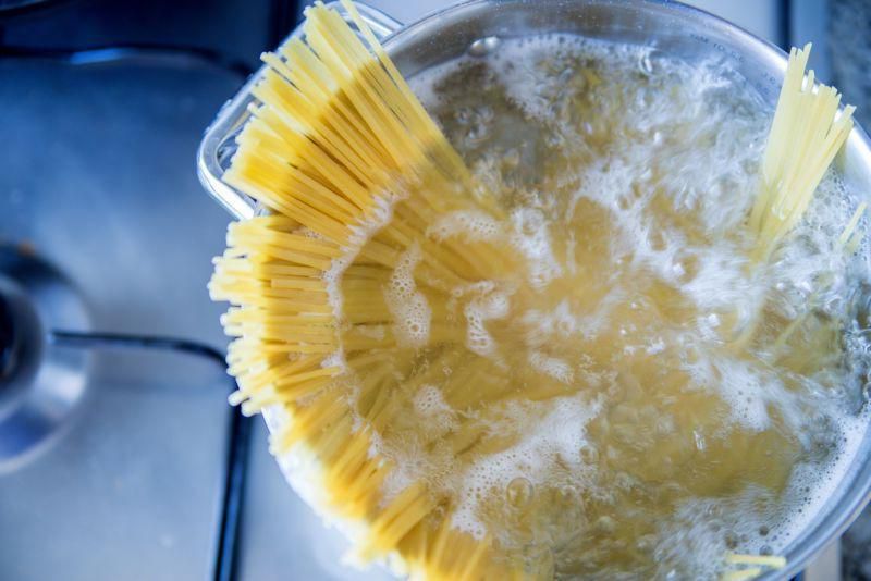 Не варто зливати воду після варіння макаронів — і ось чому. Про це розповіли найкращі шеф-кухарі світу.